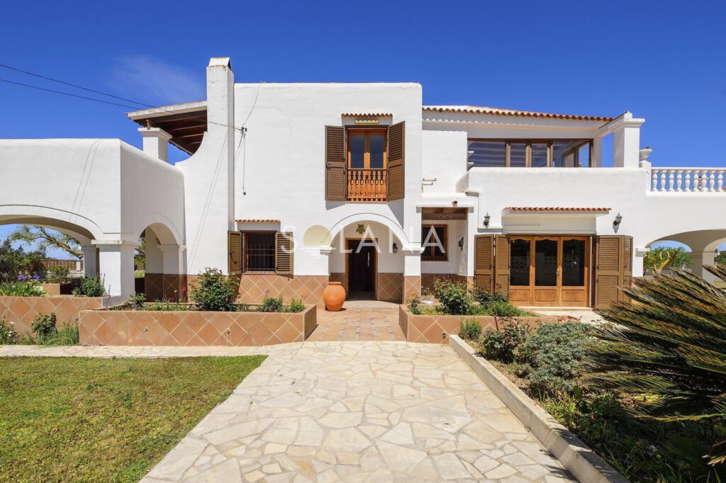 House for sale in San Agustin Ibiza. This two-story Mediterranean-style house, built in the 1980s, is situated on a fenced rustic plot of 18,000 m2.