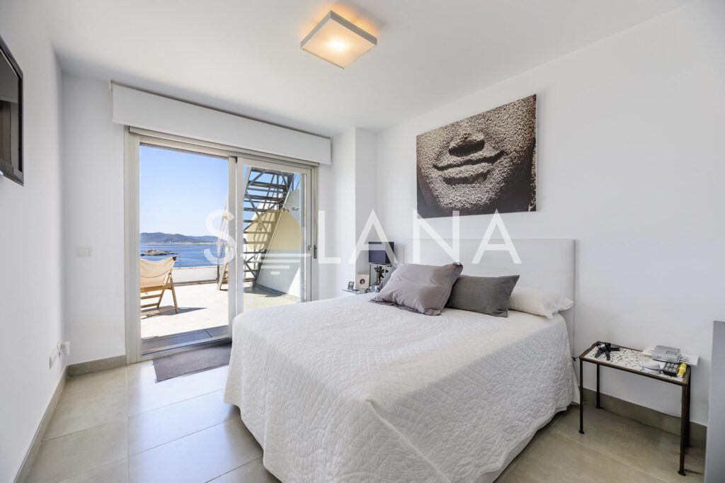 Double bedroom with natural light and neutral décor