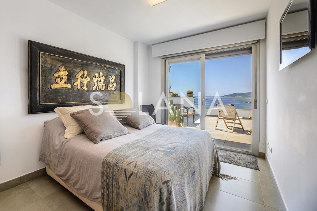 Double bedroom with natural light and neutral décor