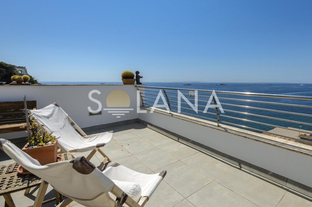 Rooftop solarium sun lounger with open sea views