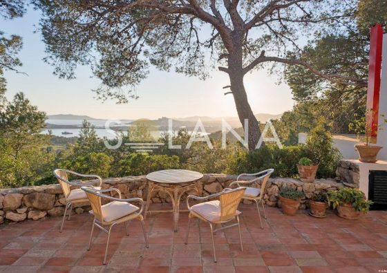 [:en]House for rent in Can Pep Simo Ibiza. This beautiful little house has a stunning views across the sea and to the old town of Ibiza.[:fr]Maison à louer à Can Pep Simo. Cette maison paisible et tranquille, construit sur la colline et entouré de pins et de la nature est parfaite pour les familles, les couples, les professionnels et les amateurs de bonne architecture.[:es]Casa en alquiler en Can Pep Simó. Hermosa casa de diseño con impresionantes vistas al mar y la ciudad amurallada[:de]Haus zu vermieten in Can Pep Simo[:]